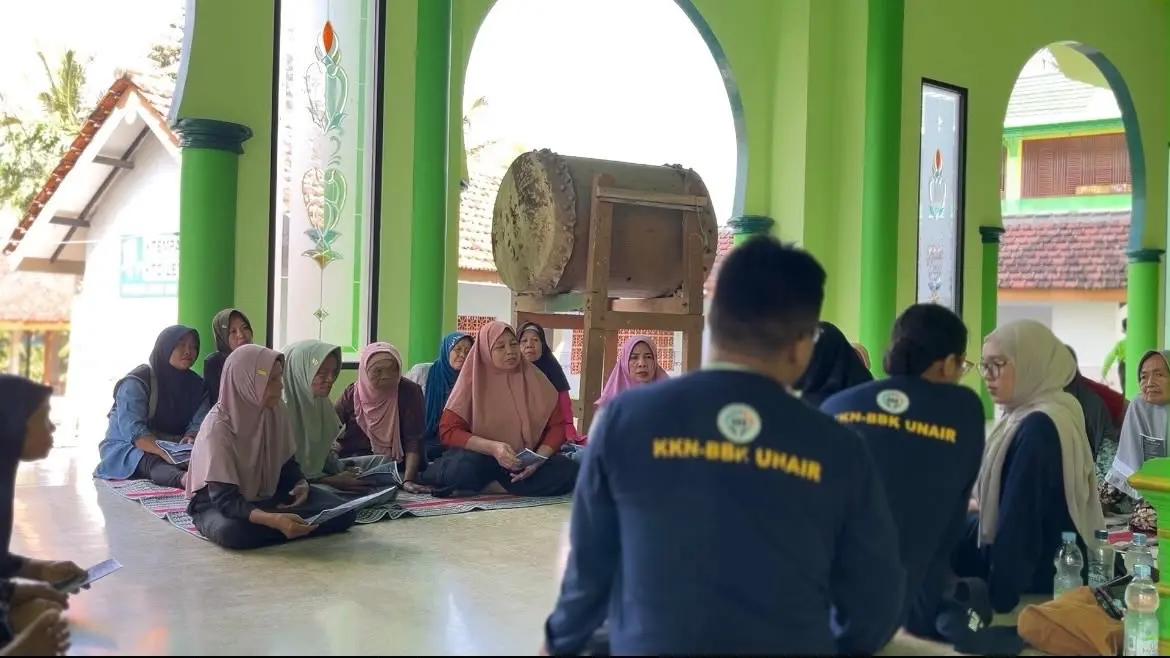 Atasi Nyeri Punggung, Mahasiswa BBK UNAIR Gelar Senam LENTUR