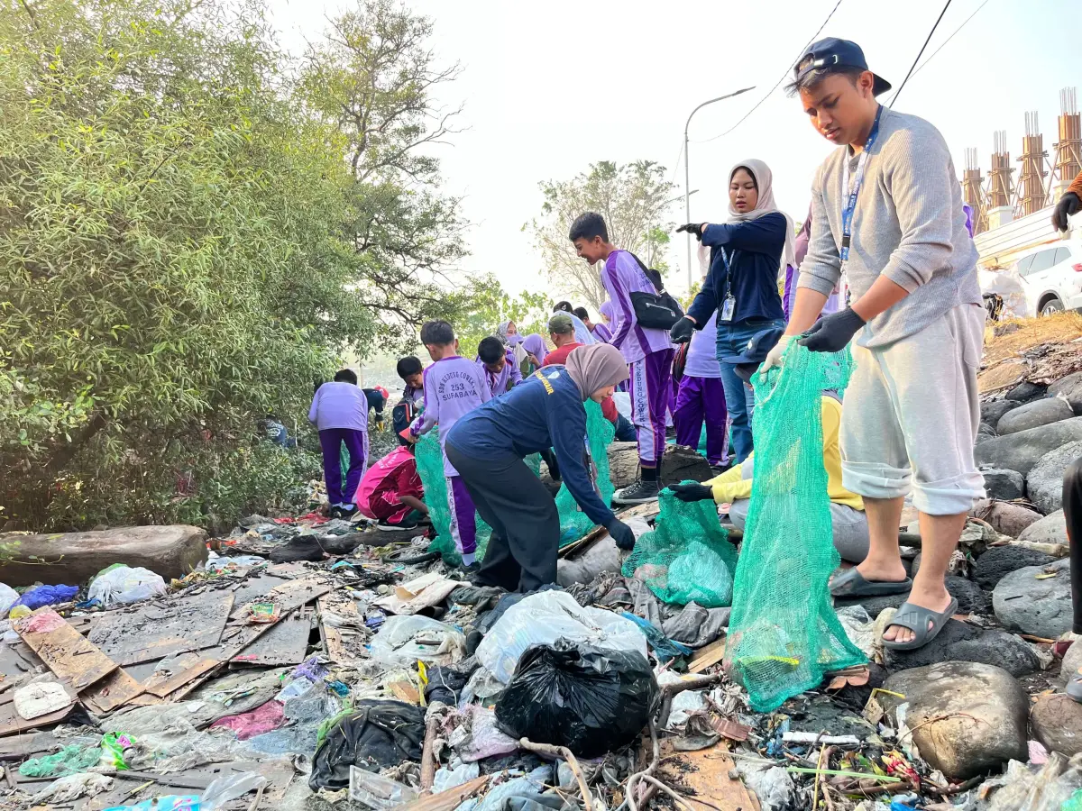 Mahasiswa BBK 8 Universitas Airlangga Berpartisipasi dalam Aksi Bersih Sungai Mangrove Bersama Sungai Watch Surabaya di Kelurahan Tambak Wedi, Kenjeran