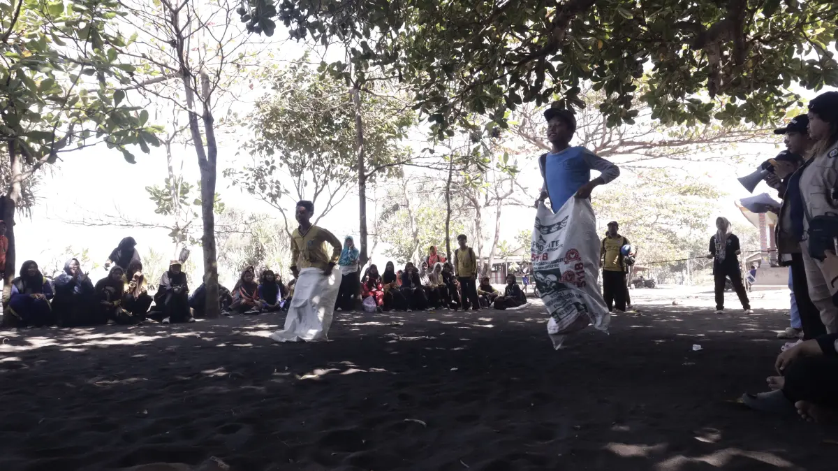 Adakan Outbound di Pantai, Mahasiswa BBK UNAIR Tutup MPLS SMP Islam Bulurejo dengan Meriah