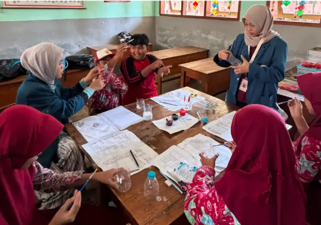 Mahasiswa BBK-8 Unair Kenalkan PHBS dan Gali Kreativitas Siswa SDN 1 Demung