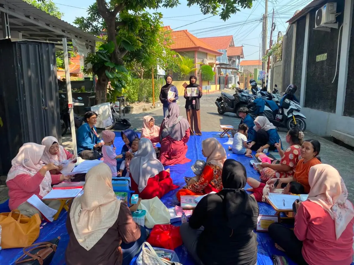 Mahasiswa BBK UNAIR Beri Penyuluhan Penanganan Tersedak Lewat Edukasi Interaktif dan Demonstrasi