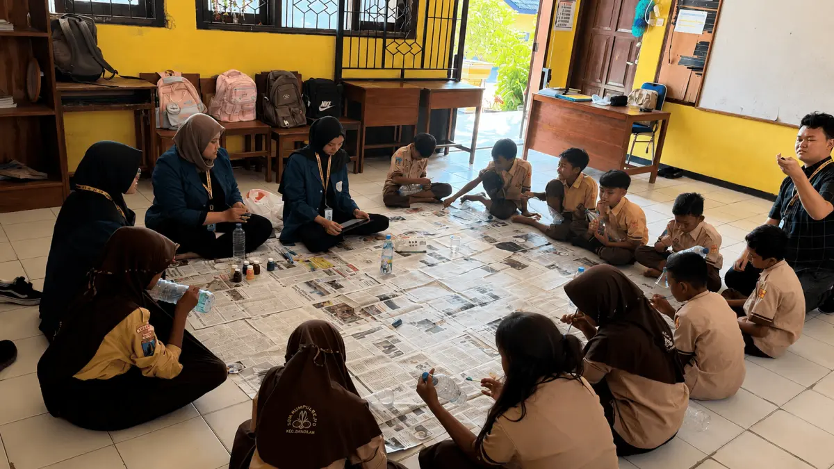 Sulap Botol Bekas, KKN UNAIR Ajak Siswa SDN Kumpulrejo 1 Daur Ulang