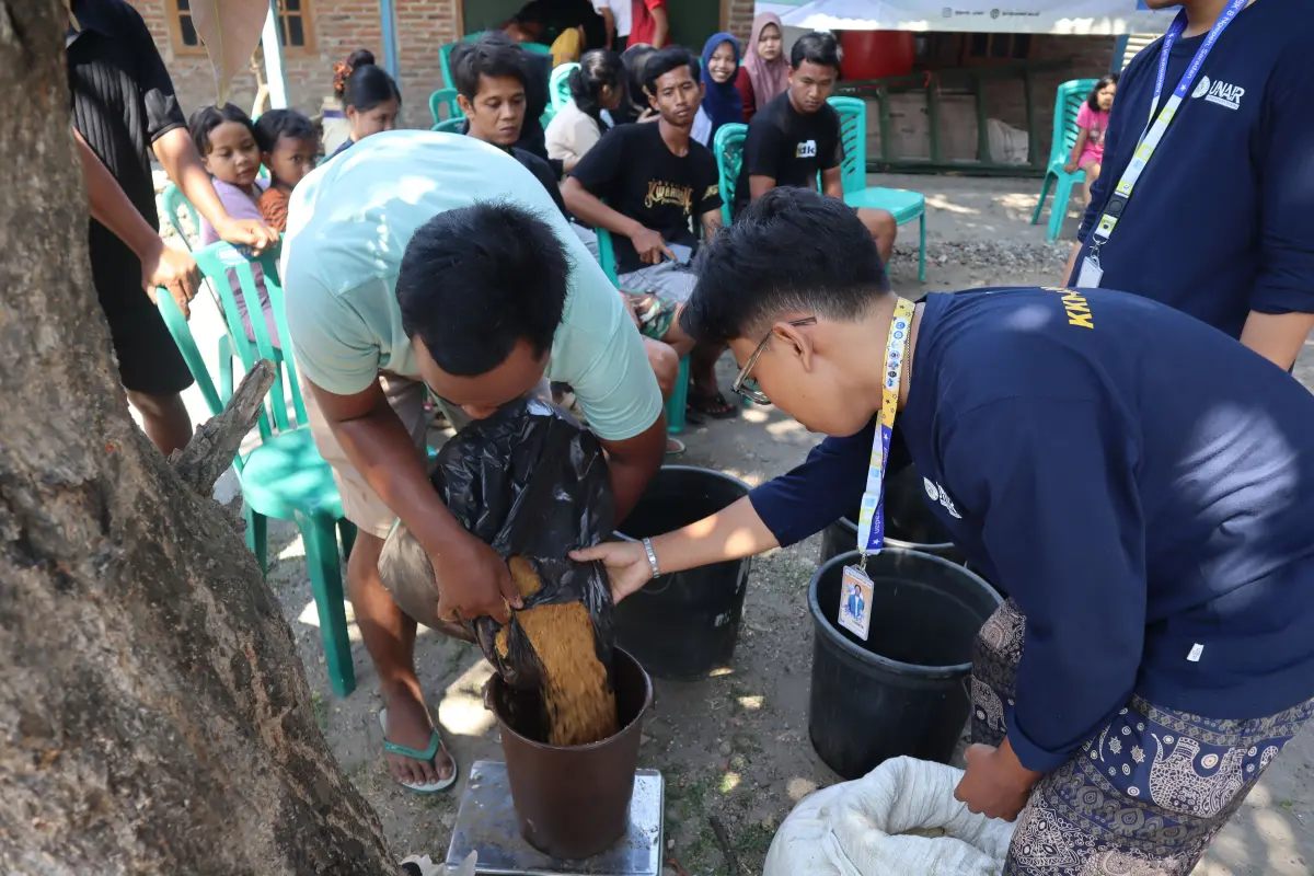 Biokonversi  Ampas Tahu  Menjadi Pupuk Kompos, Mahasiswa KKN-BBK 8 UNAIR Gandeng Karang Taruna Desa Ngepeh