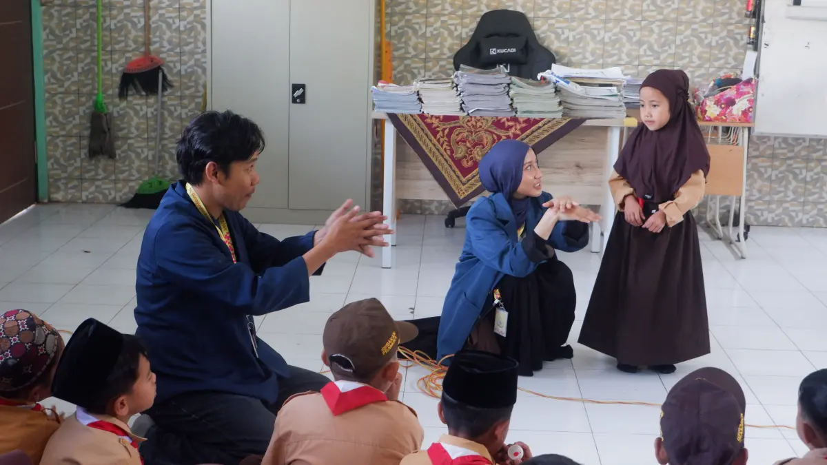 Lewat Eksperimen Lada dan Sabun, Mahasiswa BBK-8 UNAIR Kenalkan Pentingnya Cuci Tangan ke Siswa SDN Gunggungan Kidul II – Mendukung SDGs 3 dan SDGs 4