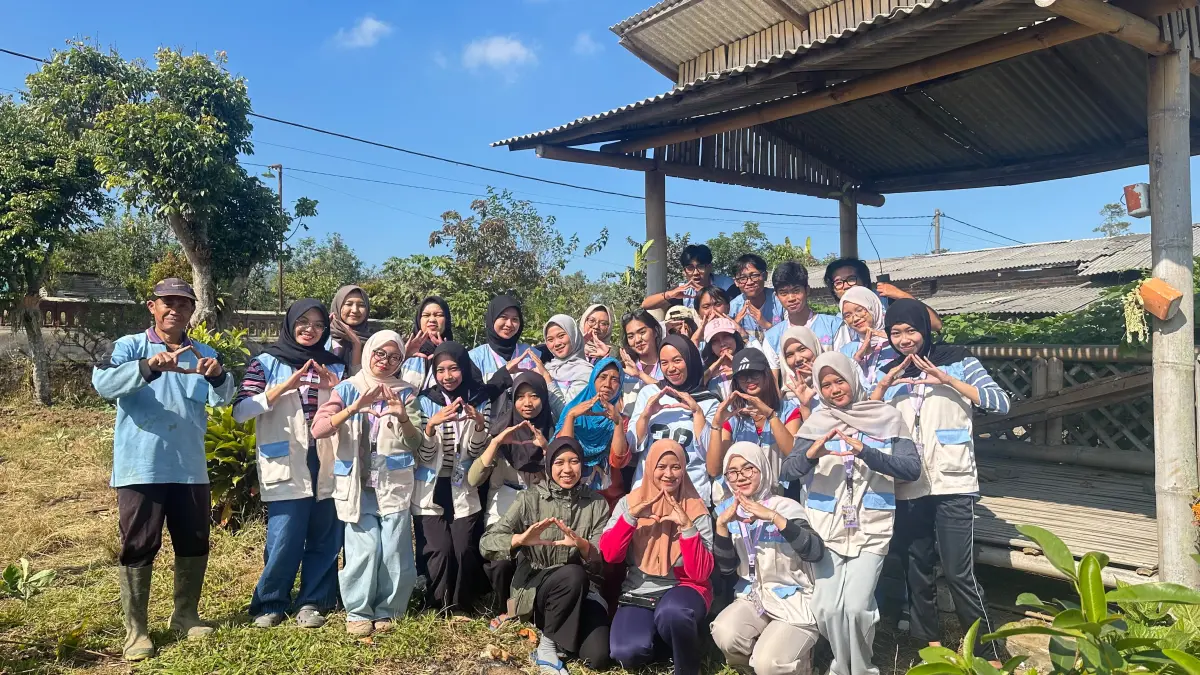 Sambang Desa 2026: Mahasiswa UNAIR Belajar Bertani di KWT Sewel Cantik