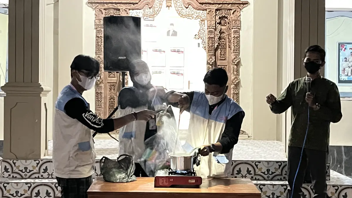 Lewat Sambang Desa, BEM FV UNAIR Ajak Warga Pasuruan Ubah Sampah Plastik Jadi Paving Block
