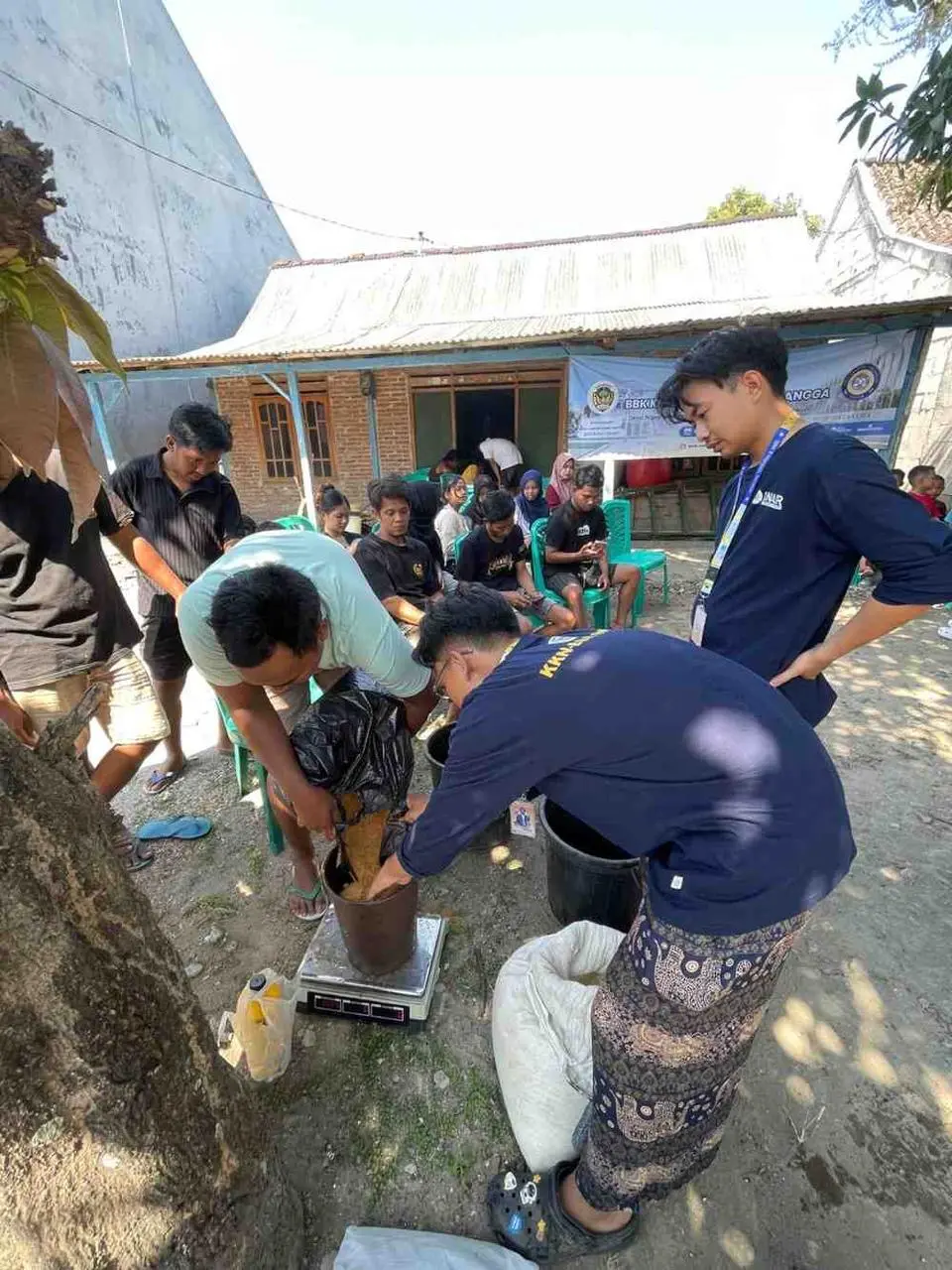 Biokonversi Ampas Tahu Menjadi Pupuk Kompos, Mahasiswa KKN-BBK 8 UNAIR Gandeng Karang Taruna Desa Ngepeh