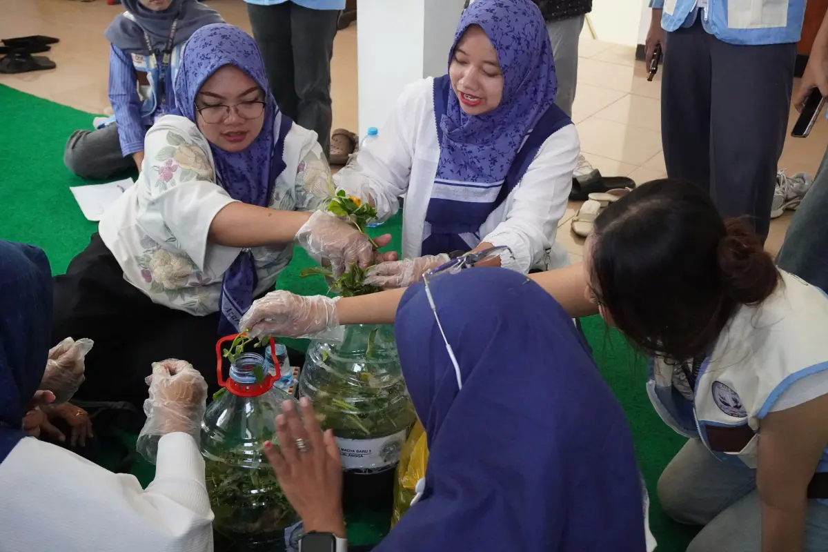 Kenalkan Eco-Enzyme, Mahasiswa KKN UNAIR Edukasi Warga Kapasmadya Baru terkait Pengelolaan Sampah
