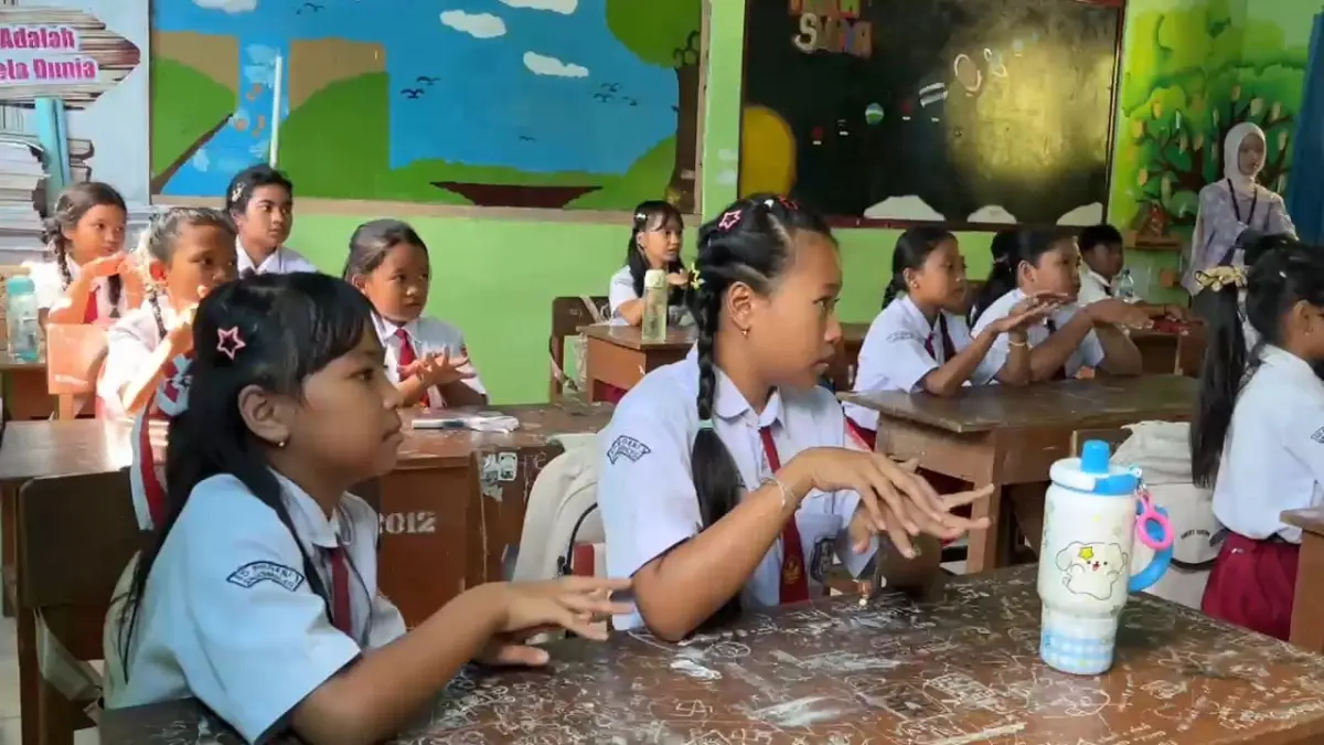 Mahasiswa BBK Universitas Airlangga Hadirkan Science Fun Day dan Edukasi PHBS di SDN 1 Sambimulyo