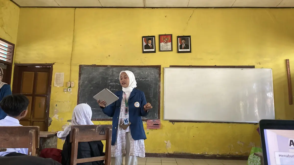 Edukasi Finansial Sejak Dini, Mahasiswa KKN UNAIR Ajak Siswa SDN 1 Margorejo Cerdas Menabung