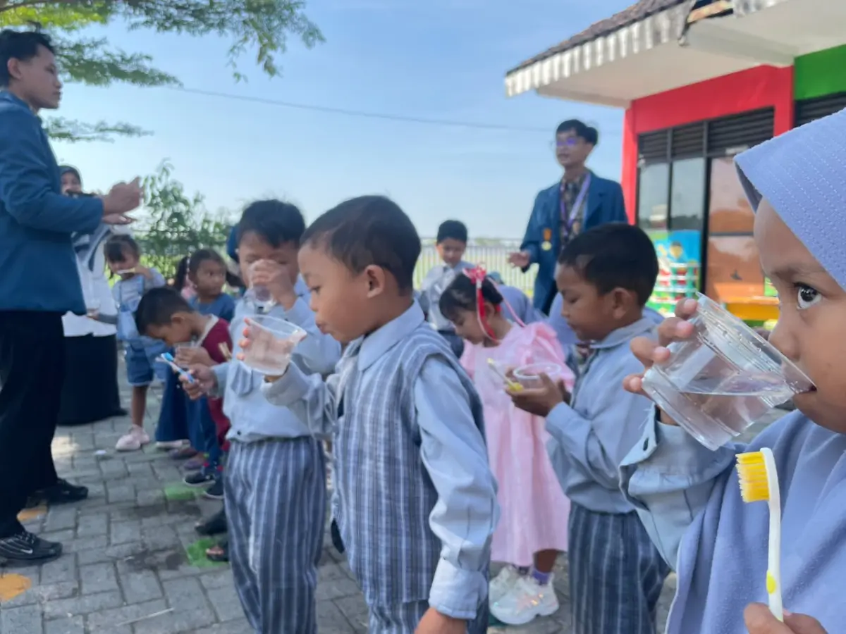 Mahasiswa BBK 8 UNAIR Edukasi Kesehatan Gigi Anak di Bogangin – Mendukung SDG 3 & SDG 5