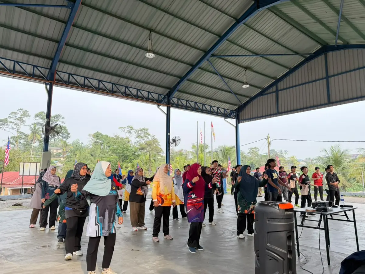 KKN BBK Internasional UNAIR Ajak Warga Felda Bukit Ramun Berolahraga Pagi dan Nikmati Wedang Uwuh, Dukung SDG 3
