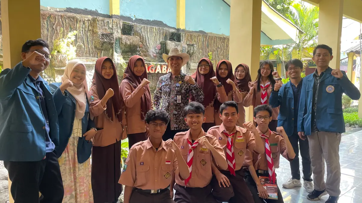 Dari Laboratorium ke Ruang Kelas: Mahasiswa S-1 Kimia UNAIR Dampingi Siswa SMAN 3 Surabaya Raih Prestasi OPSI dan OSN