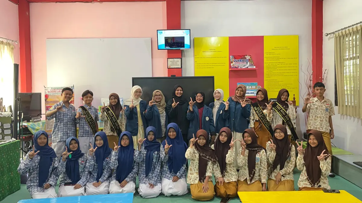 Persiapkan Bulan Bahasa, Mahasiswa Ilmu Informasi dan Perpustakaan UNAIR Kenalkan Pembuatan Proposal kepada Duta Literasi SMP Negeri 41 Surabaya