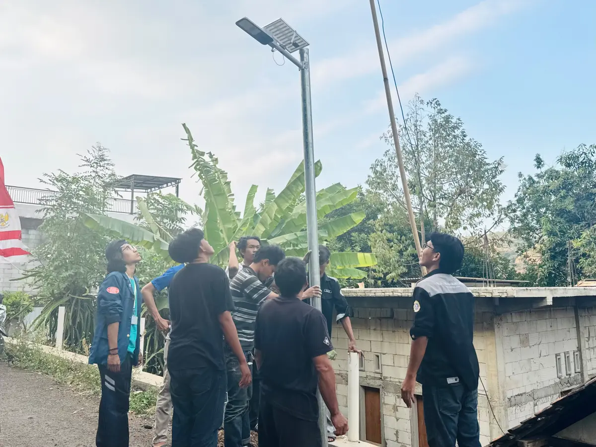 Terangi Desa Dilem, BEM UNAIR dan HME Teknik Elektro Kolaborasi Pasang 4 Unit PJUTS