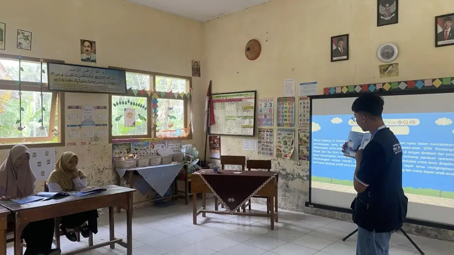 Atasi Keterbatasan Fasilitas, Mahasiswa UNAIR Sukses Gelar ToT bagi Guru SDN Kandangan 03