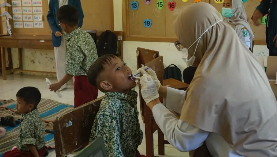 Cegah Karies Sejak Dini, SENYUM CERIA Beri Fluoride Varnish kepada 46 Siswa SDN Kandangan 03