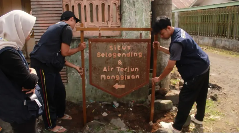 Mahasiswa FEB UNAIR Pasang Plang Wisata Tingkatkan Aksesibilitas di Lumajang