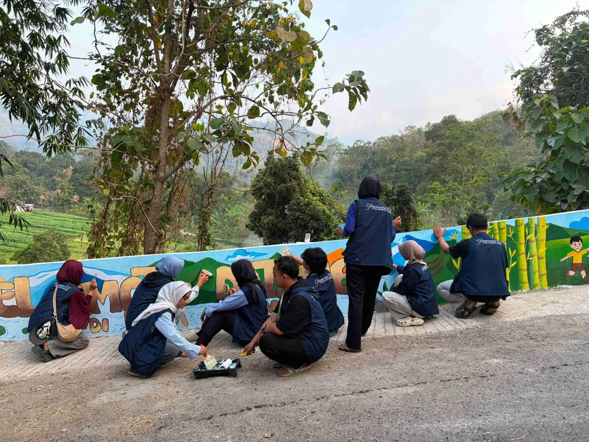 Dukung SDGs 11 dan 15, Jagawana BEM UNAIR Buat Mural Panorama di Desa Dilem