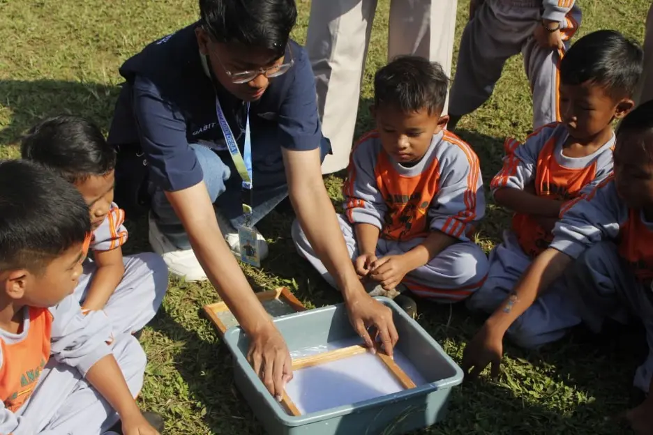 Gagas Gaya Hidup Berkelanjutan, Mahasiswa UNAIR Ajak Siswa SDN Kandangan 03 Olah Sampah Kertas