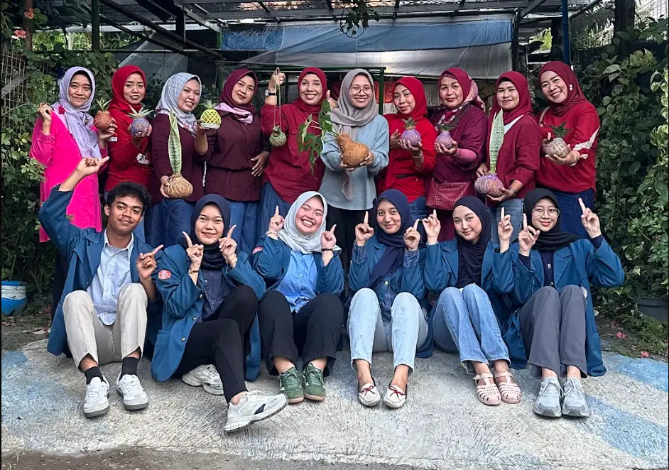Mahasiswa Universitas Airlangga Monev Program Kokedama bersama PKK TVRI Kota Surabaya