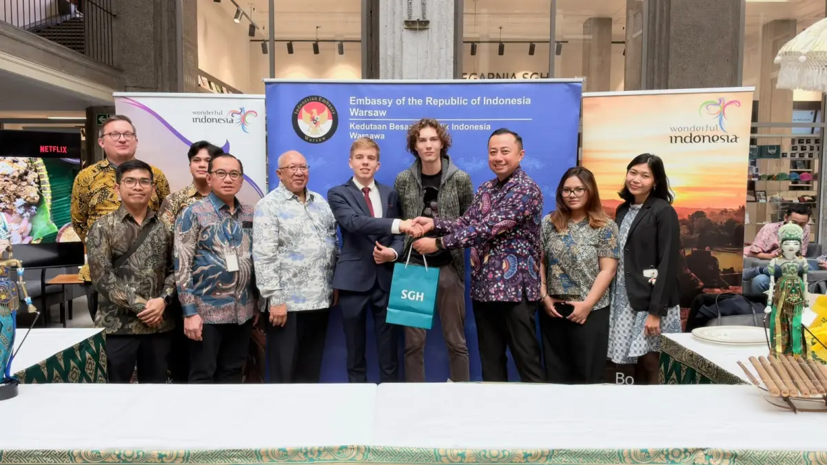 KBRI Warsawa Bersama Mahasiswa Student Exchange UNAIR di Polandia Perkenalkan Budaya Indonesia dalam International Picnic di SGH Warsaw School of Economics