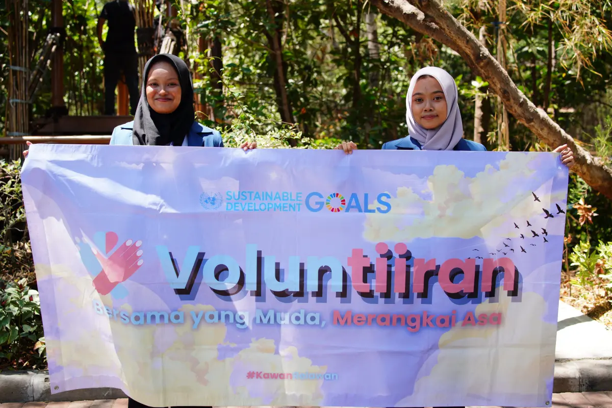Aksi Nyata Peduli Lingkungan : Mahasiswa FEB UNAIR dan Relawan Voluntiiran Surabaya Bersihkan Mangrove Gunung Anyar