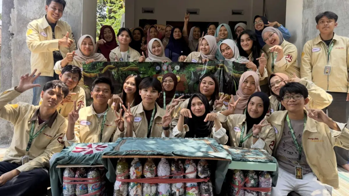 Mahasiswa Sosiologi UNAIR Ajak Ibu-Ibu PKK Desa Randuagung Olah Sampah Plastik Menjadi Furnitur Melalui Ecologic