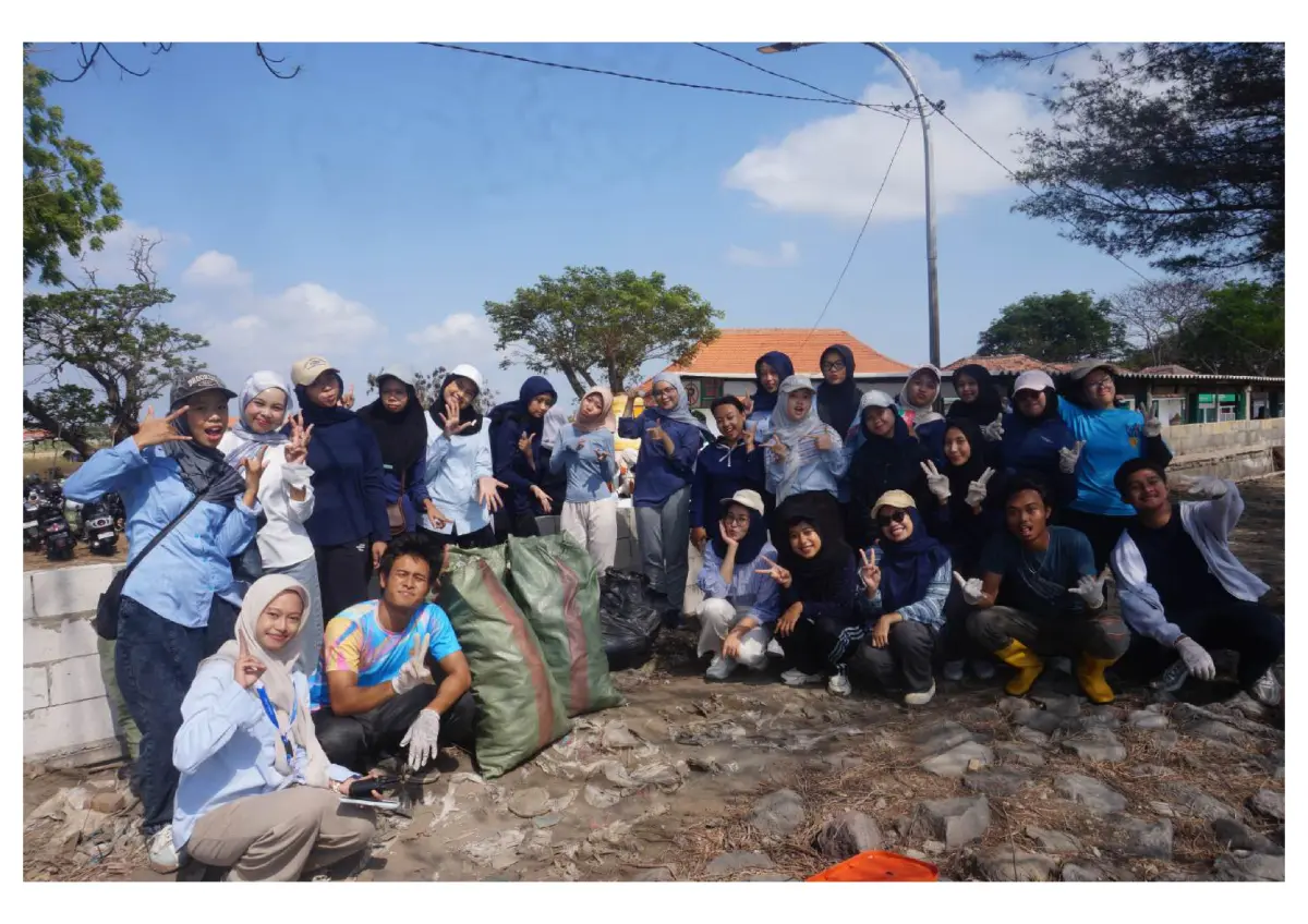 Kolaborasi Mahasiswa dalam Aksi Bersih Pantai Kenjeran pada World Cleanup Day